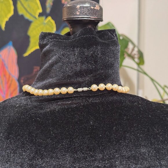 String of Faux Pearls Costume Necklace, Princess Length, Barrel Clasp, Vintage - Picture 3 of 14